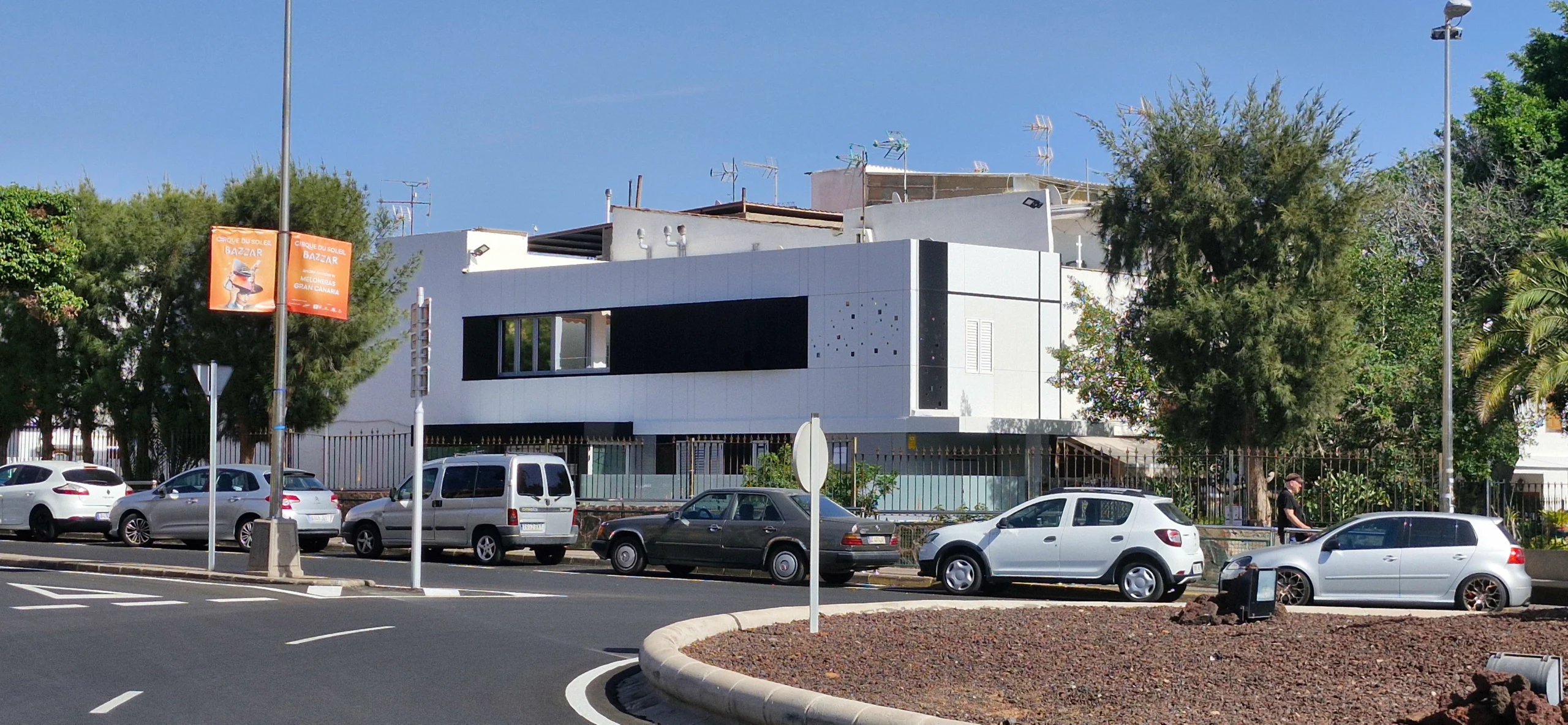 Casa moderna con coches aparcados