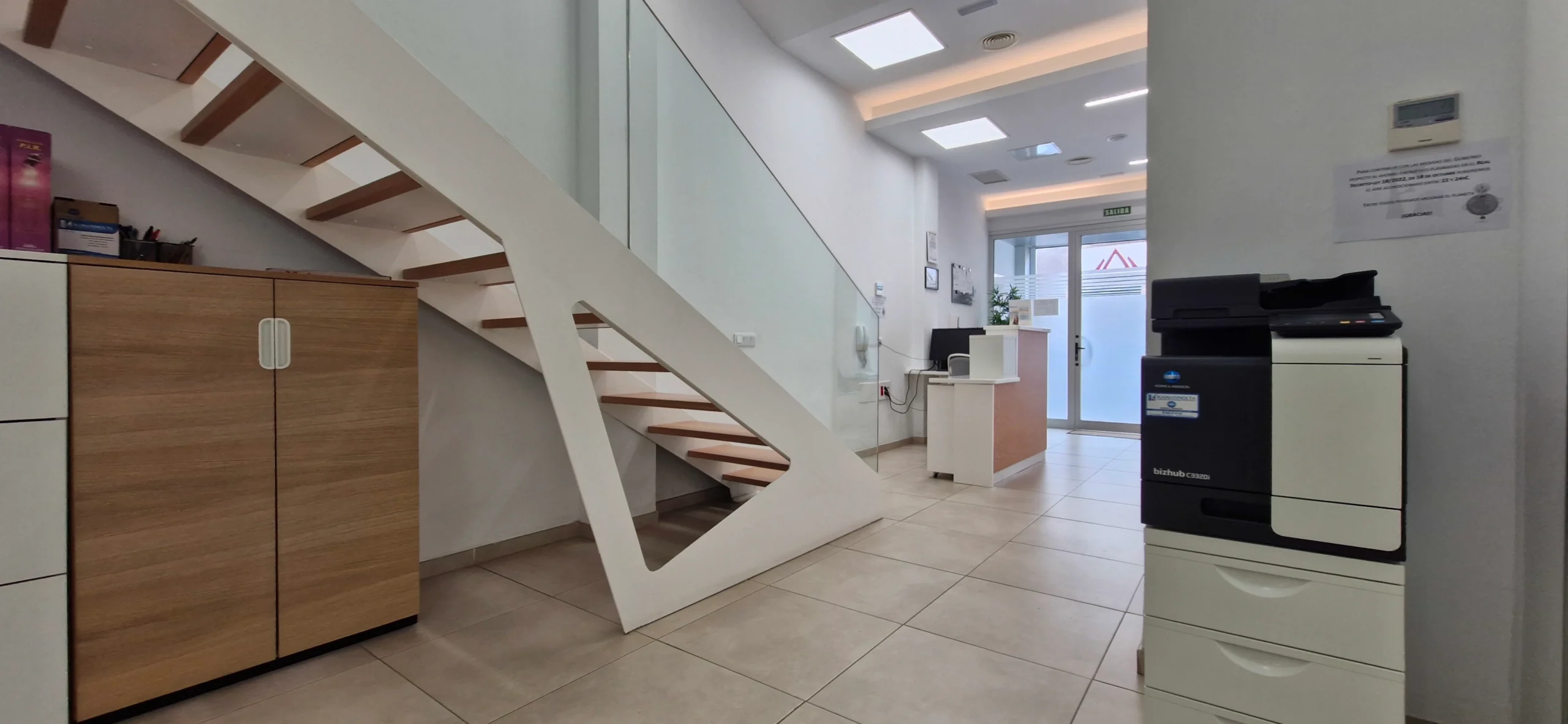 Recepción de un edificio con una escalera