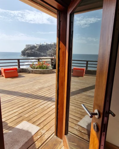 Puerta que dirige hacia la terraza de una casa